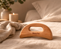 Bluscha® Luxe Gua Sha Lichaamstool lifestyle op bed