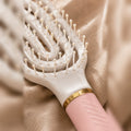 Bluscha Anti Klit Haarborstel roze wit close-up