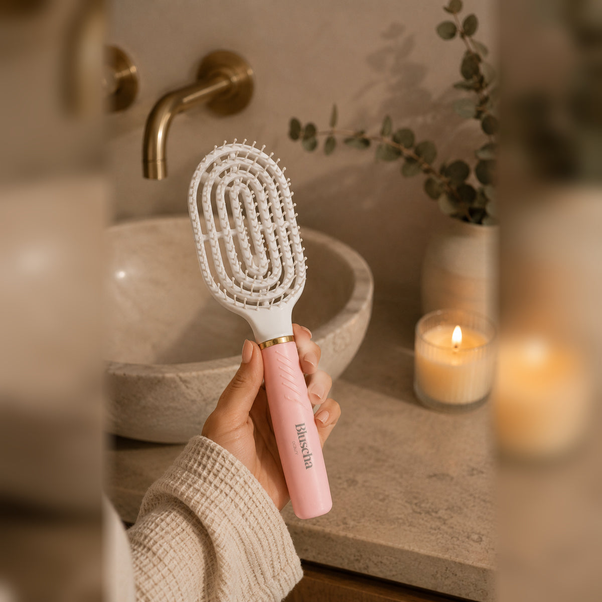 Bluscha Anti Klit Haarborstel roze wit in de hand