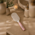 Bluscha Anti Klit Haarborstel roze wit lifestyle productfoto