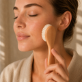 Bluscha Facial Brush in gebruik op het gezicht