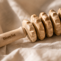 Bluscha® Premium Gebogen Houten Massage Roller close-up