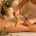 Bluscha houten gua sha massagetool in gebruik