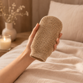Bluscha Jute Scrub Handschoen in de hand