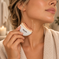 Bluscha Pearl White gezichtsborstel langs hals voor drainage massage