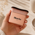 Bluscha® Luxe Tanning Brush Rosé in de hand