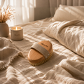 Bluscha® Dry Brush lifestyle op bed