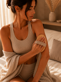Bluscha® Massage Borstel Wit Anti Cellulitis in gebruik op de arm