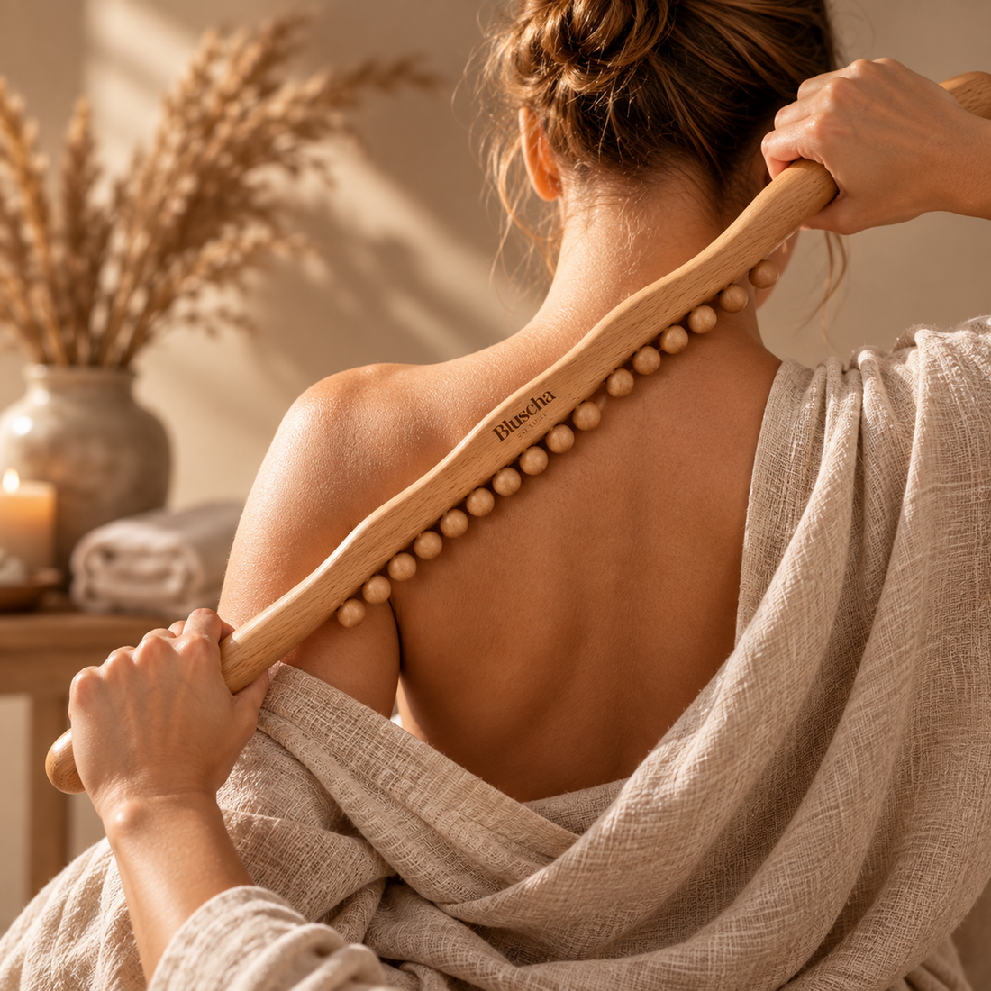 Bluscha® Premium Houten Massage Stok XXL in gebruik op de rug